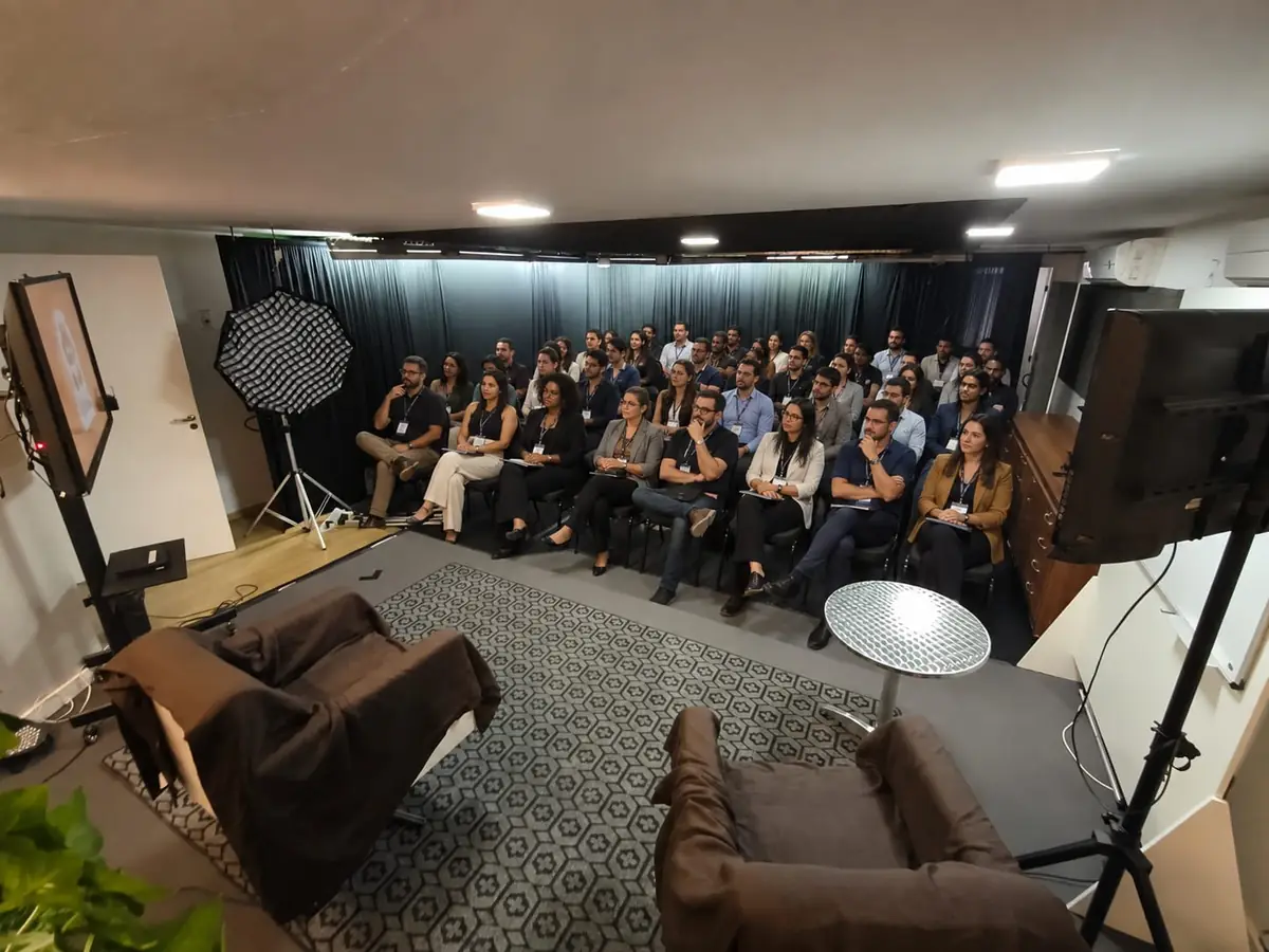 Participantes reunidos no auditório do Hub ilhaBRASIL em um encontro presencial de negócios